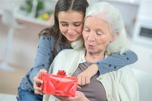 Подарить бабушке на 70 лет