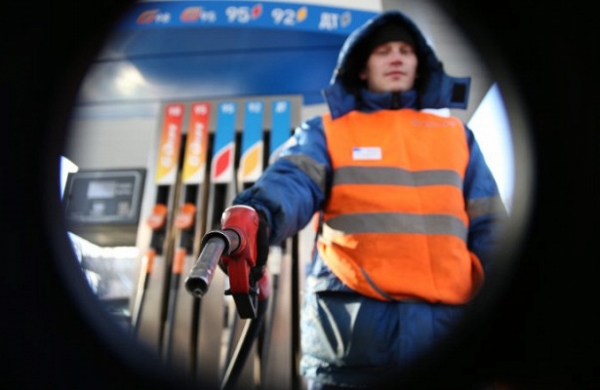 Бензин в России в январе подорожал на 0,8%