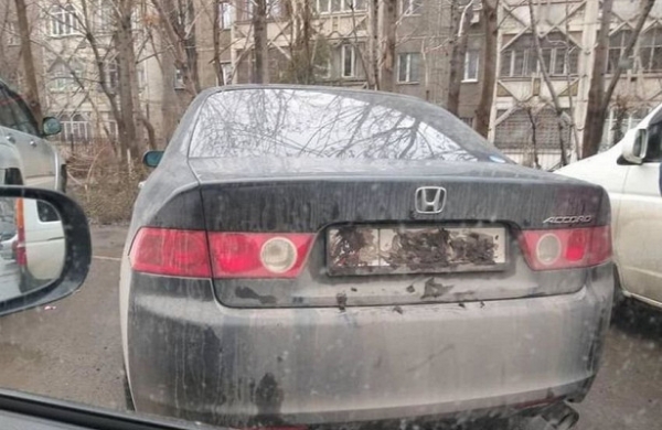 Автолюбители в Киргизии принялись замазывать номера грязью