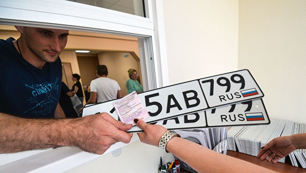 Водителей в Петербурге обязали получать «нецензурные» номера