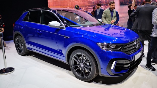 «Заряженный» Volkswagen T-Roc R показался живьем