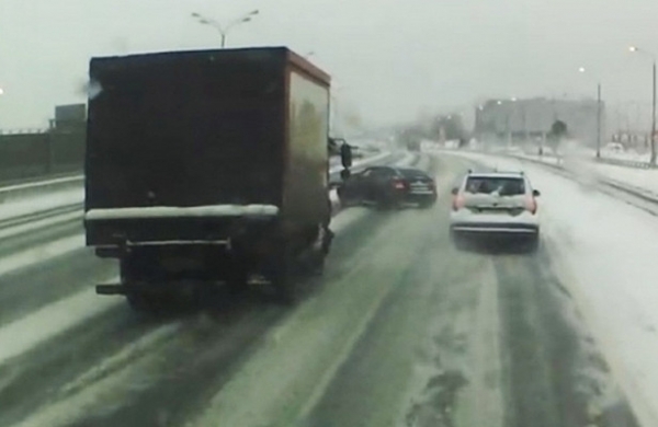 Момент аварии на МКАД попал на видео