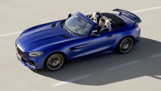 У суперкупе Mercedes-AMG GT R съехала крыша
