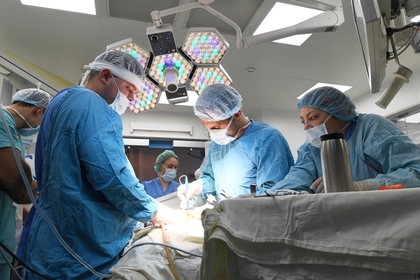 Пациент с опухолью мозга принялся шутить прямо во время операции