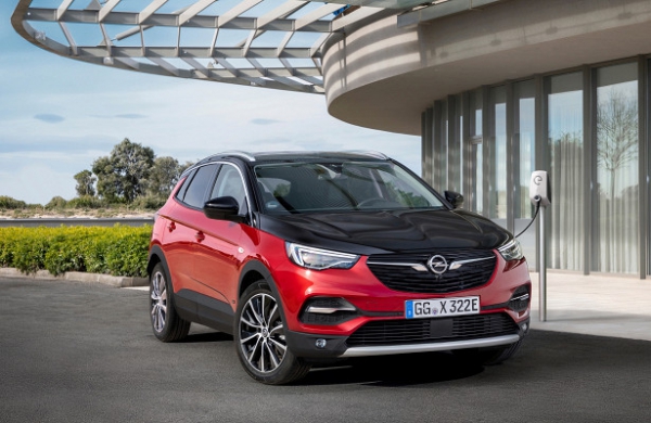 У&nbsp;Opel появился кроссовер с&nbsp;подзарядкой от&nbsp;розетки